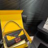 フェンディ Fendi ニューイヤー コレクション ブラックレザー バッグ 偽物