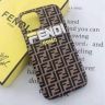 FENDI アイフォン15 ケース フェンディ iPhone15pro カバー 立体的 刺繍風 カッコイイ 大人しい ユニセックス 男女兼用-Cutezaka