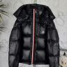 【MONCLER 】Montbeliard 偽物 ショートダウンジャケット メンズ ブラック 黒 モンクレール ダウンコート 冬 厚手 暖かい 防寒